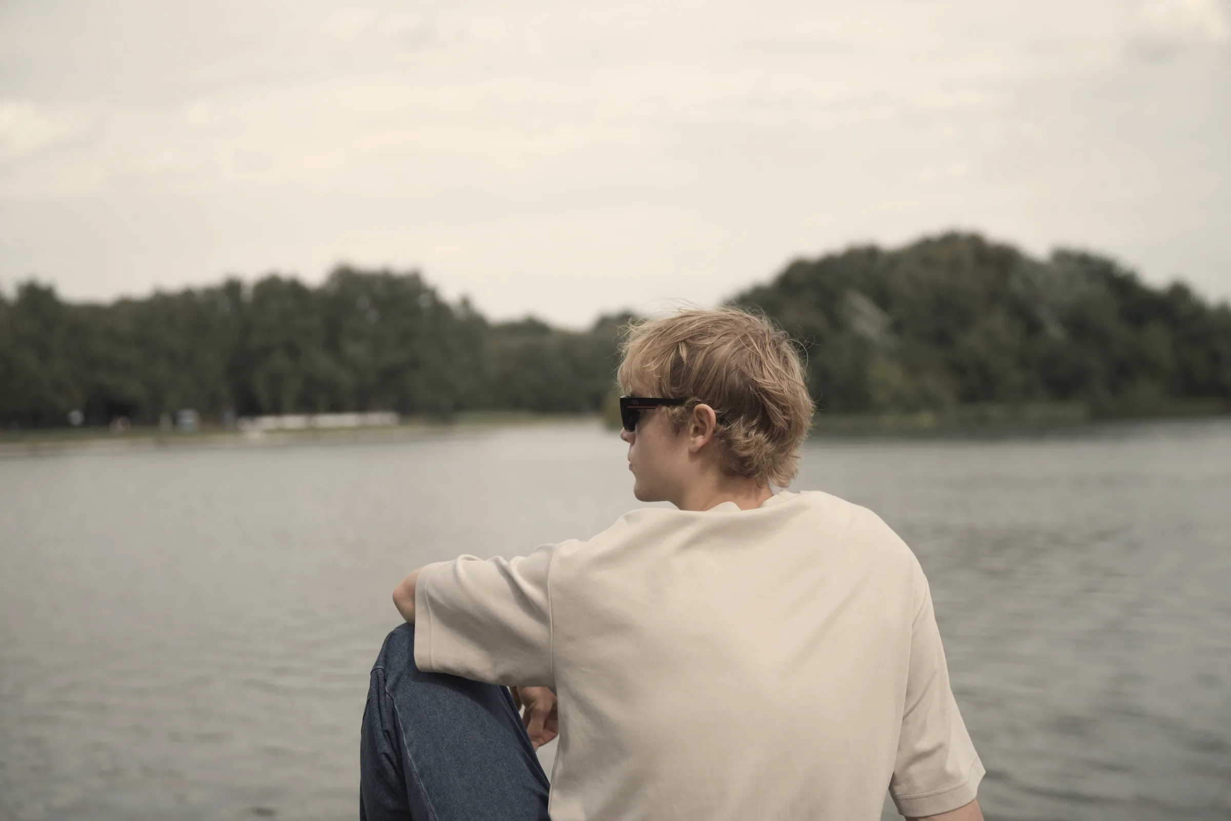 Человек у озера